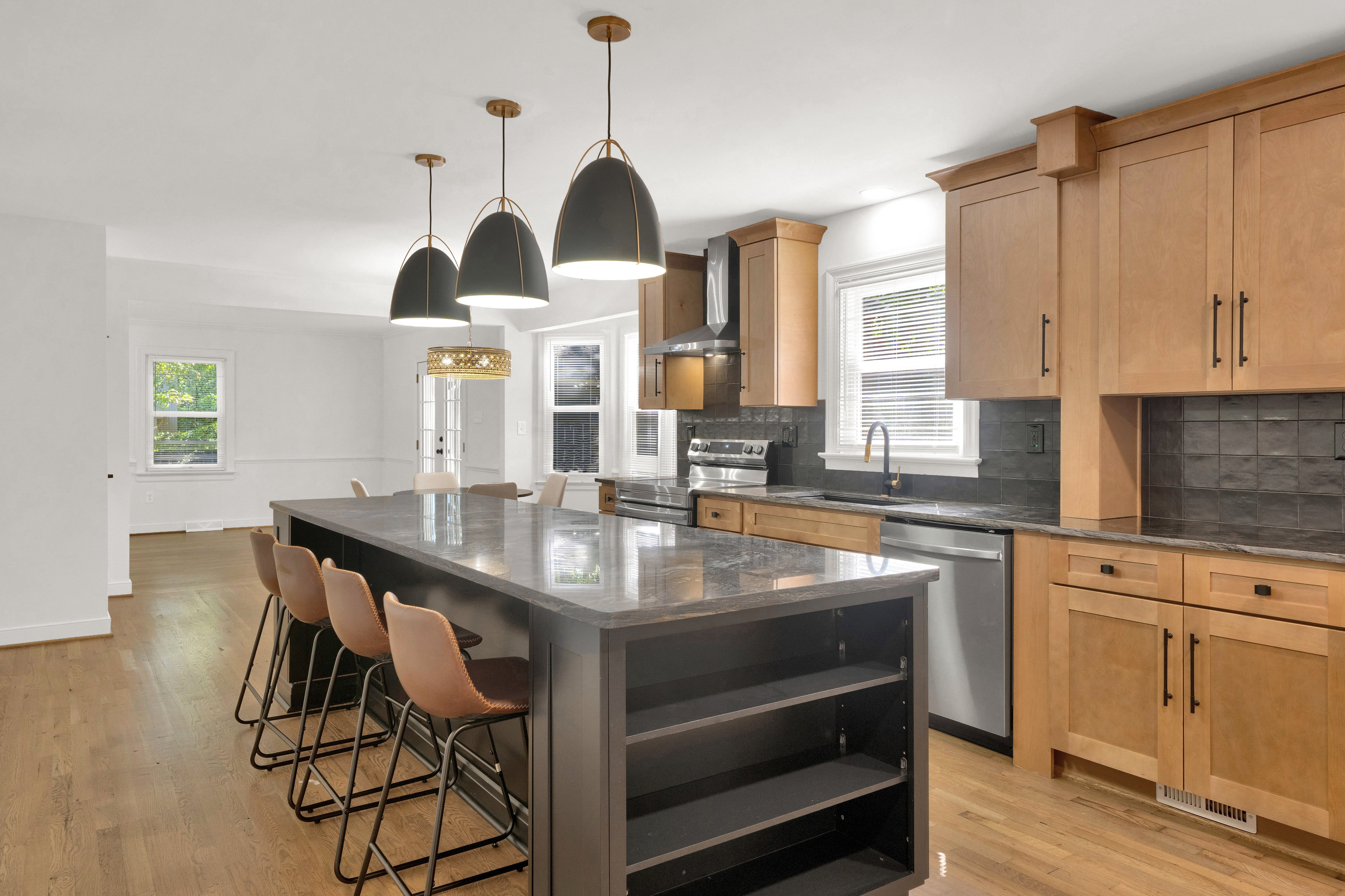 Why Spanish-Speaking Contractors Choose L&C Cabinetry for Wholesale Cabinets in Virginia